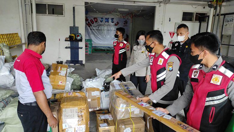 Antisipasi Pengiriman Bahan Peledak Jelang Nataru 2021, Polisi Patroli Gudang Ekspedisi