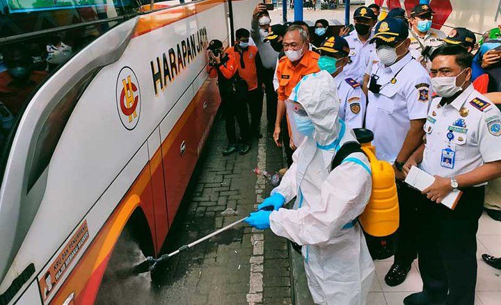 Cegah Sebaran Omicron,&nbsp;BPBD Jatim bersama OPD dan Relawan Sterilisasi di Terminal Purabaya