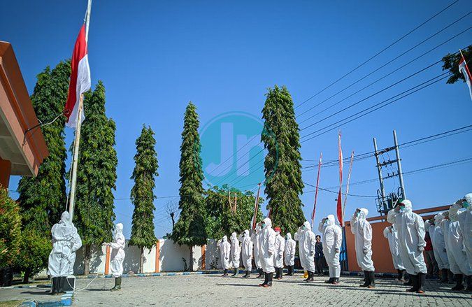 HUT RI ke-76 Petugas Jenazah Covid-19 BPBD Ponorogo Upacara Pakai Hazmat