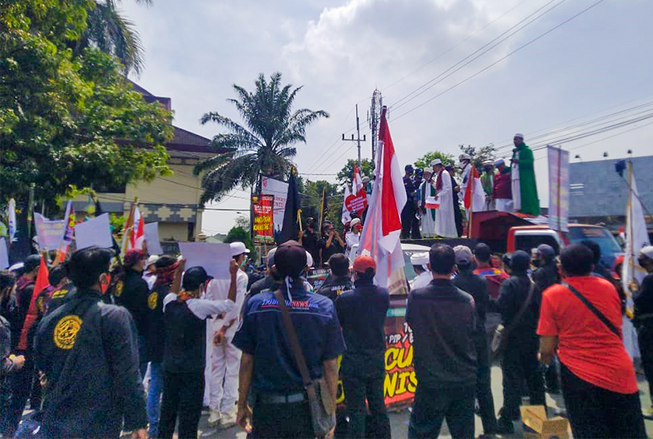 Buruh, Ormas NU dan FPI Demo&nbsp;di Depan Gedung DPRD Jember