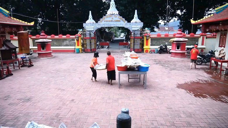 Jelang Imlek, Jemaat Klenteng Tri Dharma Sumber Naga Probolinggo Bersihkan Rupang Dewa