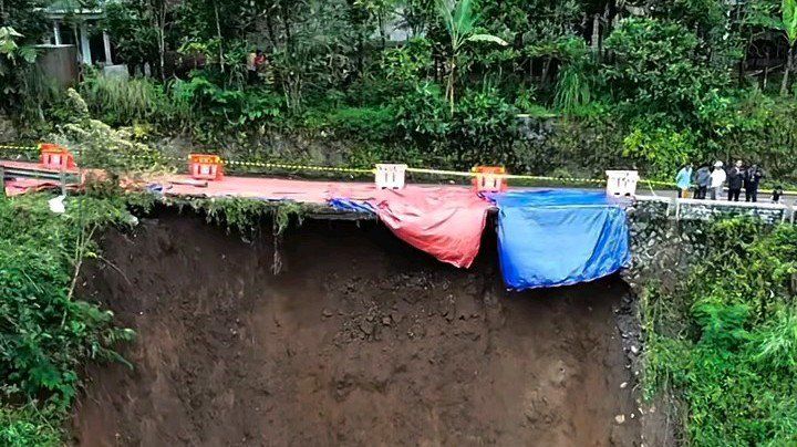 Longsor, Jalan Wisata Menuju Segaran Probolinggo Ditutup untuk Roda Empat