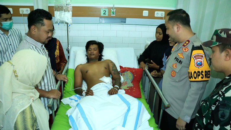 Forkopimda Gresik Jenguk Korban Insiden Patroli Sahur di RS