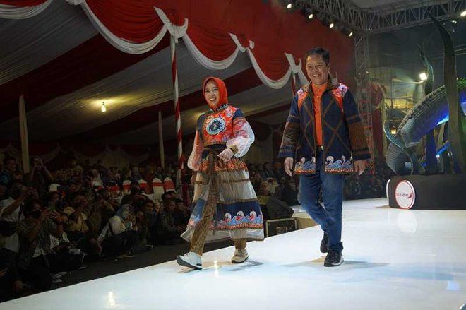 Ning Ita Bersama Sang Suami Ikut Tampil di Fashion Show Karnaval Nang Tunjungan