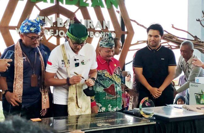 Menparekraf&nbsp;Sandiaga Uno Beri Penghargaan Desa Wisata Kebangsaan di Situbondo