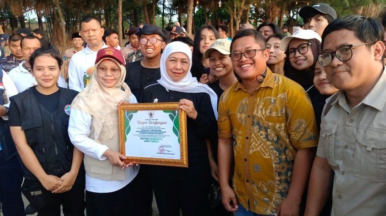 Konservasi Mangrove Antarkan UNESA Raih Penghargaan dari Pemprov Jatim