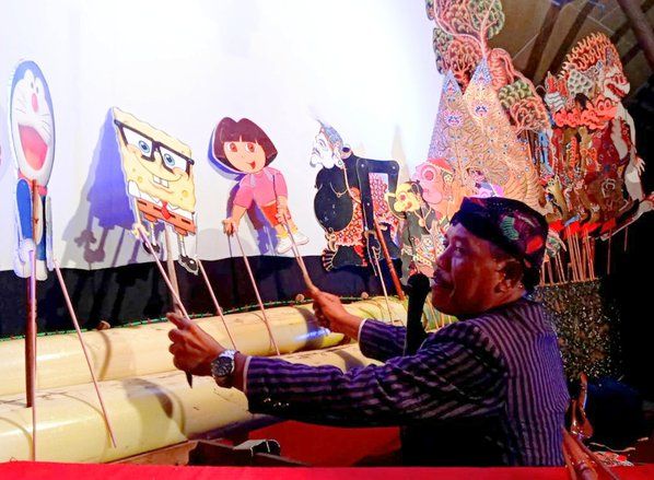 Kenalkan Seni pada Anak-anak, Ki Puguh Tampilkan Wayang Spongebob