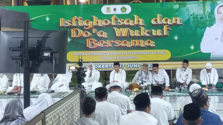 Ning Ita Hadiri Sambung Doa Wukuf Bersama 161 Jamaah Haji Kota Mojokerto melalui Zoom Meeting