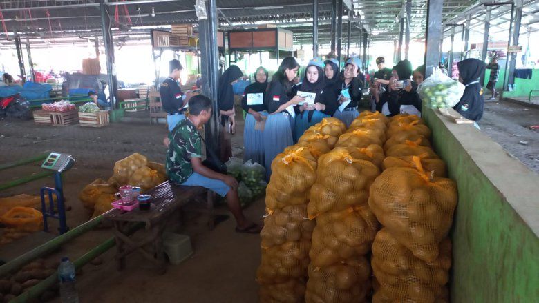 Pelajar SMA Kemala Bhayangkari 3 Porong&nbsp;dan SMAN 3 Sidoarjo <em>Blusukan</em>&nbsp;Liputan di Pasar Porong