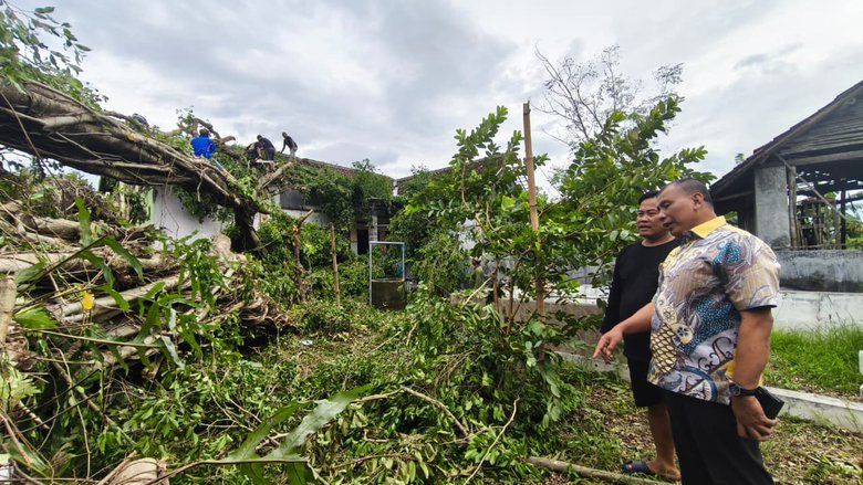 Sambangi Korban Puting Beliung Mojokerto, Sumardi Tekankan Semangat Gotong Royong