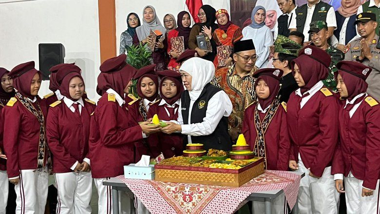 Piawai Berpidato Lima Bahasa, Siswa SRMP Mojokerto Terima Kado dari Khofifah