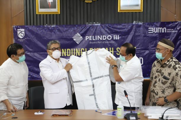 Tujuh RS Rujukan Terima Bantuan APD Hazmat dari Pelindo III