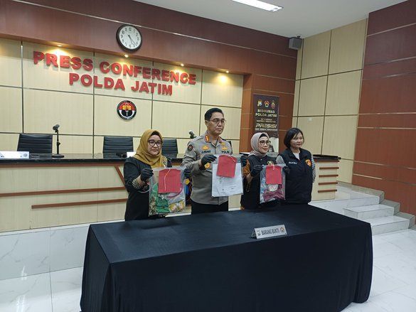 Ayah Tiri di Surabaya Tega Perkosa Dua Anak Kembar hingga Salah Satu Korban Hamil
&nbsp;