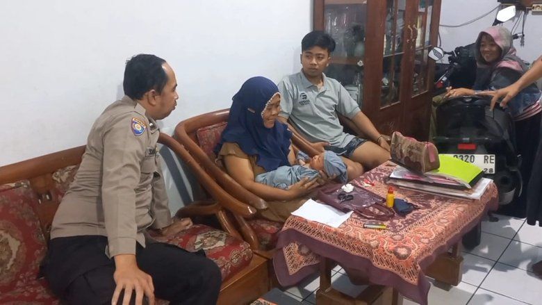 &lrm;Bayi Menangis Ditemukan Terbungkus Plastik di Pinggir Jalur Bromo Probolinggo, Diduga Dibuang