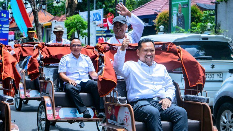 Bupati Gresik Serahkan 200 Becak Listrik Bantuan Presiden Prabowo untuk Pembecak Lansia