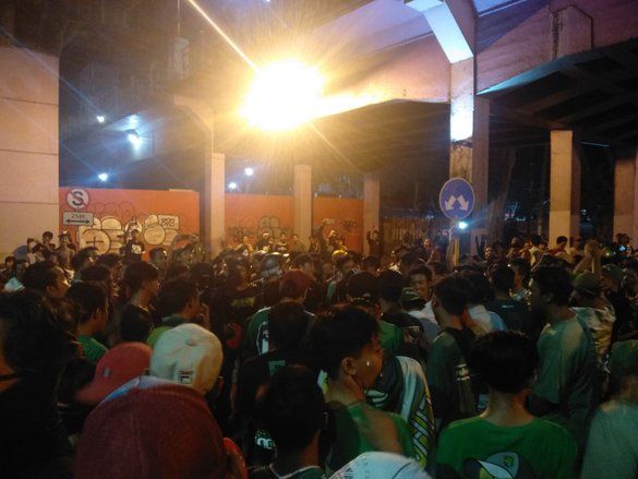 Bonek Sambut Bobotoh di Stasiun Gubeng