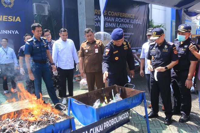 Bea Cukai Probolinggo Bakar Jutaan Batang Rokok Ilegal