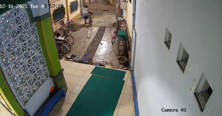 Curi Sepeda Jemaah Saat Salat Subuh, Aksi Perempuan di Masjid Mojokerto Terekam CCTV