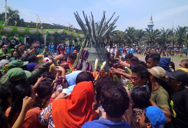 Ribuan Warga Kota Madiun Berebut Gunungan