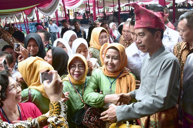 Presiden Jokowi dan Ibu Iriana Terima Gelar Adat Komering