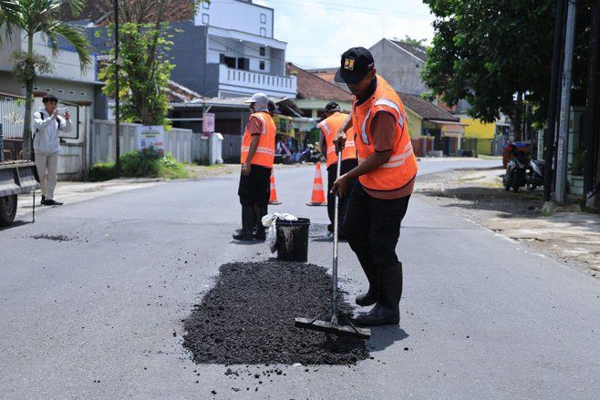 Perbaikan Jalan Dipercepat Jelang Lebaran, Pemkab Jember Tambal Lubang di 10 Titik Prioritas