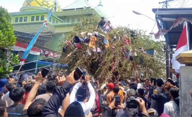 Hampir 5 Dekade, Tradisi Berebut Keres di Mojokerto Tetap Lestari