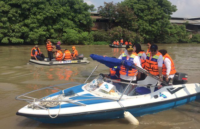 Khofifah Bersihkan Sungai Brantas dari Popok Bayi
