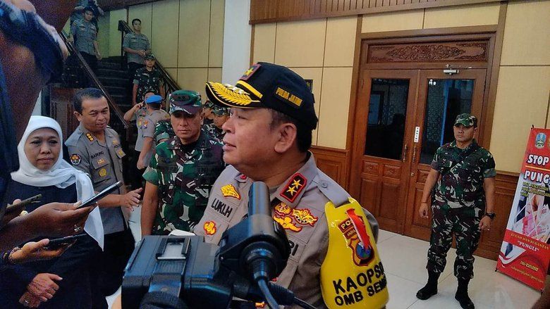 Tinjau Lokasi Pembakaran Mapolsek Tambelangan, Kapolda Terbang ke Sampang