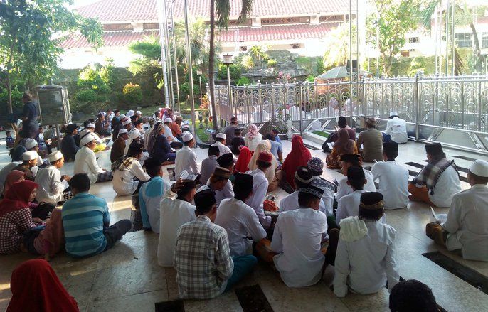 Menjelang Lebaran, Penjual Bunga Ziarah Bermunculan