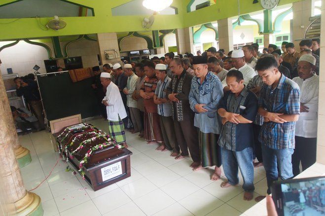 Deryl Dimakamkan di Samping Kakeknya