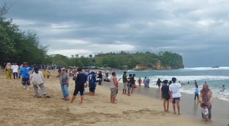 Pantai Tambakrejo, Destinasi Wisata yang Tetap Menjaga Kampung Nelayan di Blitar