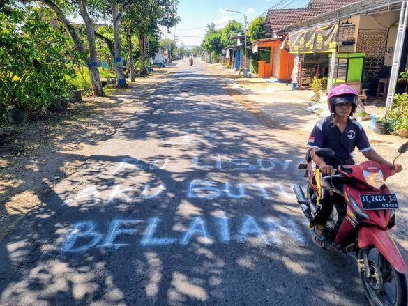 Warga Ponorogo Protes Kerusakan Jalan lewat Coretan di Aspal