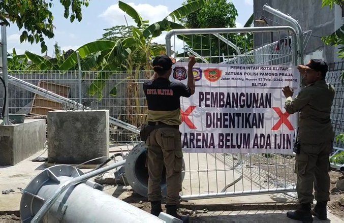 Satpol PP Blitar Segel Pembangunan Tower Seluler Tak Berizin